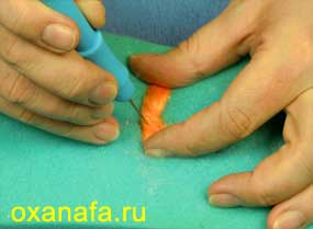 процесс изготовления морковки для снеговика
